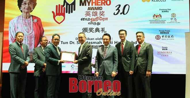 MEDIA RASMI: (Tiga kiri) Dr. Md Farid menyampaikan sijil penghargaan media rasmi pada Pengurus Jualan Kanan See Hua Marketing Lionel Tiong yang mewakili akhbar Utusan Borneo dan Borneo Post.