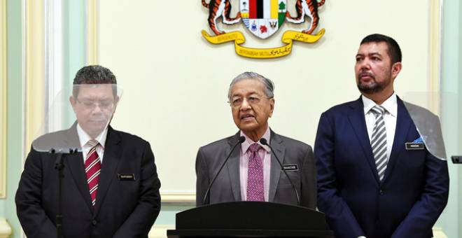 Perdana Menteri Tun Dr Mahathir Mohamad (tengah) menyampaikan ucapan pada majlis pelancaran Kerangka Dasar Luar Malaysia Baharu di Perdana Putra hari ini. Turut sama Menteri Luar Datuk Saifuddin Abdullah (kiri) dan Timbalan Menteri Luar Datuk Marzuki Yahya. - Gambar Bernama 