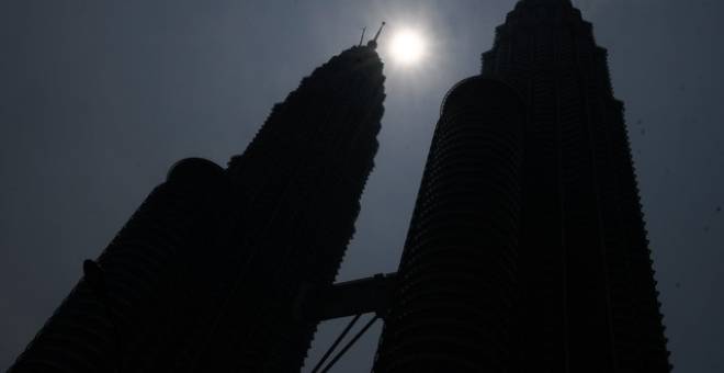Matahari kelihatan suram ekoran jerebu ketika gambar ini dirakam di Menara Berkembar Petronas (KLCC) hari ini. - Gambar Bernama