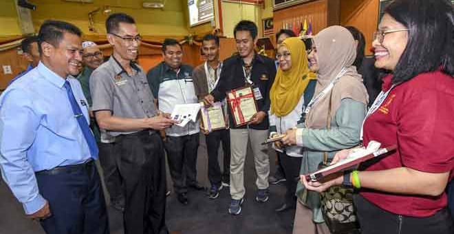 MESRA: Dr Ishak Mohamad (dua kiri) beramah mesra bersama sebahagian peserta yang menerima sijil penghargaan pada Majlis Perasmian Konvensyen Tahunan Pelajar Kejuruteraan Pertanian Wilayah Asia Tenggara kali kelima di Dewan Jubli Perak, Politeknik Kota Bharu semalam.  — Gambar Benama