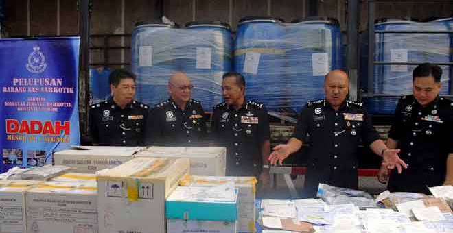 LUPUSKAN: Mohd Kamaruddin (dua kanan) melihat hasil rampasan dadah yang akan dilupuskan ketika sidang media di IPK Johor Bahru, Johor Bharu semalam. — Gambar Bernama