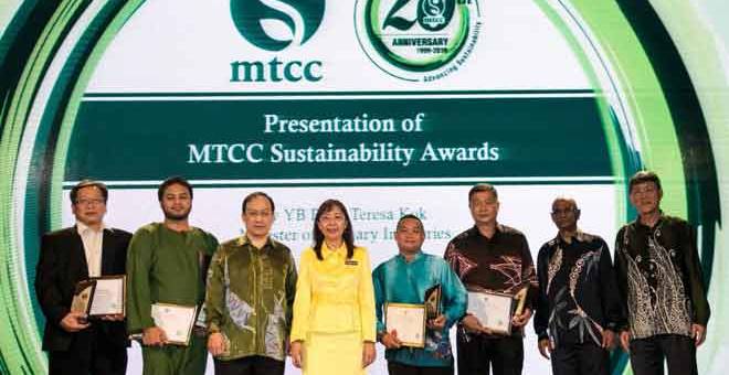 TAHNIAH:Kok merakam kenangan bersama penerima-penerima anugerah lain sempena ulang tahun ke-20 MTCC baru-baru ini.