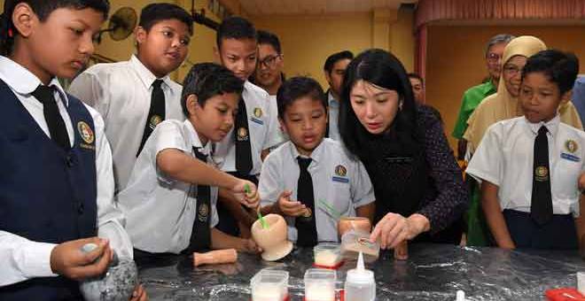 PRIHATIN:  Yeo Bee Yin (dua kanan) melawat ruang pameran dan beramah mesra bersama para pelajar pada Majlis Perasmian Program Pendidikan ESTECC di Sekolah Kebangsaan Prresint 16 (2) semalam.  — Gambar Benama