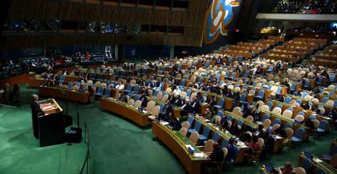 TETAP PENDIRIAN: Tun Dr Mahathir Mohamad menyampaikan ucapan pada Debat Umum sempena Perhimpunan Agung Pertubuhan Bangsa-Bangsa Bersatu Sesi Ke-74 di Ibu Pejabat PBB pada Jumaat. — Gambar Bernama