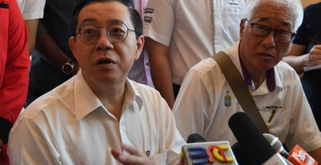  Lim Guan Eng (kanan) menjawab pertanyaan media selepas merasmikan program Advokasi Khas Keselamatan Jalan Raya ‘Drive Safe With Us’ yang dianjurkan oleh Jabatan Keselamatan Jalan Raya (JKJR) dengan Persatuan Peniaga Motosikal Pulau Pinang di Stesen Petronas Jalan Raja Uda hari ini. - Gambar Bernama 