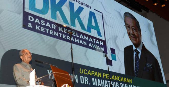 Perdana Menteri Tun Dr Mahathir Mohamad menyampaikan ucapan pada Majlis Pelancaran Dasar Keselamatan dan Ketenteraman Awam (DKKA) hari ini. - Gambar Bernama 