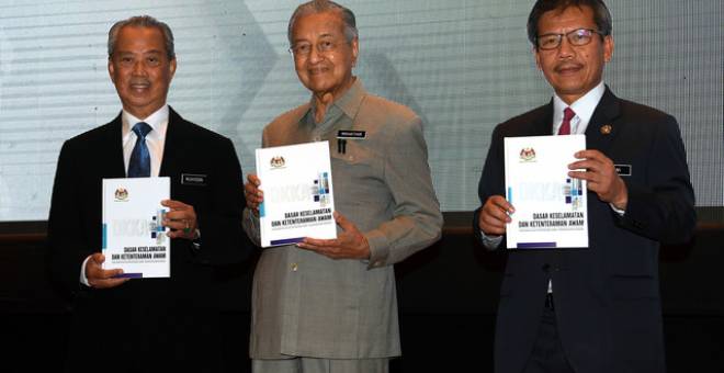 Perdana Menteri Tun Dr Mahathir Mohamad (tengah) menunjukkan buku Dasar Keselamatan dan Ketenteraman Awam (DKKA) pada Majlis Pelancaran DKKA hari ini. Turut kelihatan Menteri Dalam Negeri Tan Sri Muhyiddin Yassin (kiri) dan Ketua Setiausaha Kementerian Dalam Negeri Tan Sri Alwi Ibrahim.