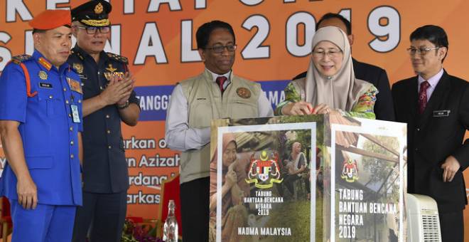 Datuk Seri Dr Wan Azizah Wan Ismail (dua, kanan) yang juga Pengerusi Agensi Pengurusan Bencana Negara (NADMA) menyumbang ke Tabung Bantuan Bencana Negara (TBBN) selepas melancarkan tabung itu pada majlis Bulan Kesiapsiagaan Nasional 2019 yang bertemakan 'Kesiapsiagaan Bencana, Tanggungjawab Bersama' di ibu pejabat NADMA hari ini. Turut sama Ketua Pengarah NADMA Datuk Mohtar Mohd Abd Rahman (tiga, kiri). - Gambar Bernama 