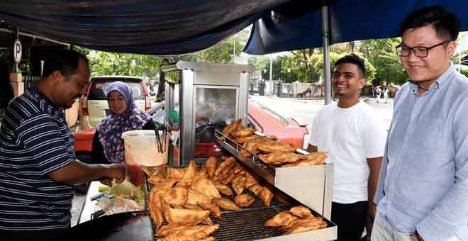 LARIS: Gerai yang dikenali dengan nama ‘Mutiara Karipap’amat dikenali kerana saiz karipap yang besar dan menyediakan hampir 21 jenis inti karipap terdiri daripada ayam, daging, telur, ketam dan udang.  — Gambar Bernama