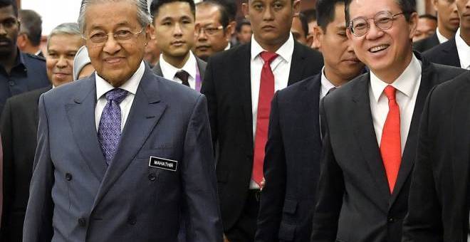 Menteri Kewangan Lim Guang Eng bersama Perdana Menteri Tun Dr Mahathir Mohamad sebelum membentangkan Belanjawan 2020. - Gambar Bernama.