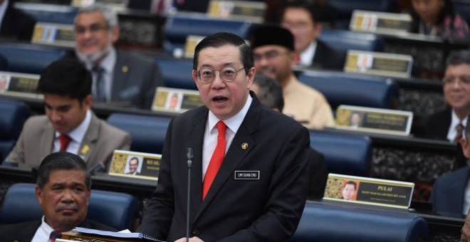 Lim Guan Eng ketika membentangkan Belanjawan 2020 di Dewan Rakyat, hari ini. - Gambar Bernama.