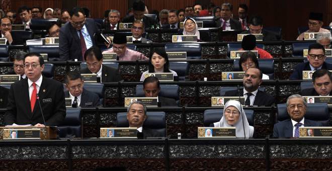 Perdana Menteri Tun Dr Mahathir Mohamad dan Timbalan Perdana Menteri Datuk Seri Dr Wan Azizah Wan Ismail ketika mendengar Menteri Kewangan Lim Guan Eng membentangkan Belanjawan 2020 di Dewan Rakyat di Parlimen hari ini. - Gambar Bernama.