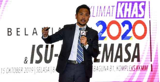 SESI PENERANGAN: Sapian menyampaikan taklimat berkenaan pengurusan bencana semasa majlis Taklimat Khas Belanjawan 2020 dan Isu-Isu Semasa di Kementerian Komunikasi dan Multimedia (KKMM) di Putrajaya semalam. — Gambar Bernama