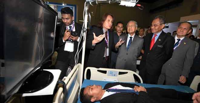 LAWATAN: Dr Mahathir (tengah) melawat ruang pameran selepas merasmikan Persidangan Peranti Perubatan Antarabangsa (IMDC) 2019 dan Ekspo Peranti Perubatan Malaysia (MYMEDEX) 2019 di Kuala Lumpur, semalam. — Gambar Bernama