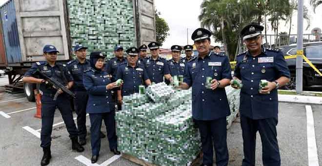 TUMPAS: Zulkurnain (dua kanan) menunjukkan hasil rampasan sindiket minuman keras selepas sidang media di Jabatan Kastam Diraja Malaysia, Petaling Jaya dekat Kuala Lumpur, semalam. Turut hadir, Pengarah Operasi (Penguatkuasaan) Zon Tengah, Datuk Abdul Wahabi Abdullah (kanan). — Gambar Bernama