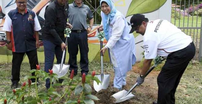 PELANCARAN PROGRAM: Zuraida Kamaruddin (dua kanan) menanam pokok sempena program ‘Be Green and Water For Life’ di Institut Kemahiran Tinggi Belia Negara Dusun Tua semalam. — Gambar Bernama