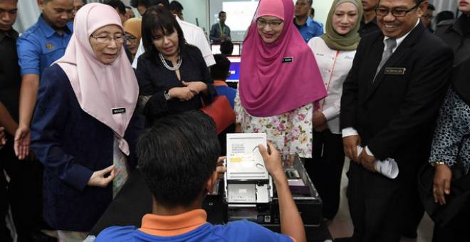 imbalan Perdana Menteri merangkap Menteri Pembangunan Wanita, Keluarga dan Masyarakat, Datuk Seri Dr Wan Azizah Wan Ismail melawat makmal komputer ketika hadir pada Majlis Pelancaran “Digital Space” (Makmal ICT) di Pusat Perkembangan Kemahiran Kebangsaan, Serendah hari ini - Gambar Bernama 