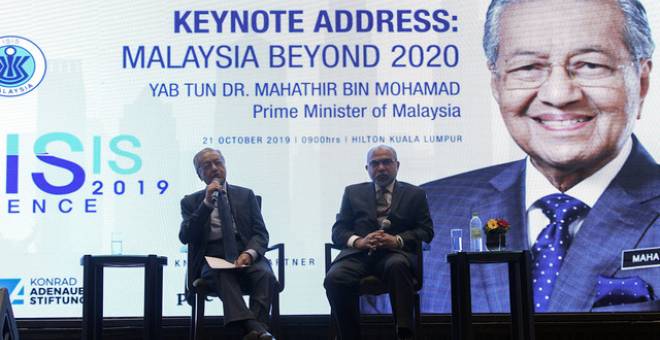 Dr Mahathir menjawab pertanyaan peserta pada Persidangan ISIS Praxis, ‘Malaysia Beyond 2020’ hari ini - Gambar Bernama 