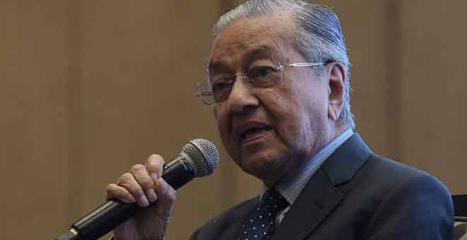 BIMBANG: Dr Mahathir ketika sesi soal jawab pada Persidangan ISIS Praxis, ‘Malaysia Beyond 2020’ semalam. — Gambar Bernama