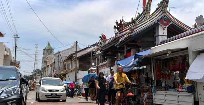 HARMONI: Jalan Harmoni atau nama asalnya Jalan Tukang Emas menjadi sebuah bukti toleransi rakyat berbilang kaum dan agama dengan menempatkan tiga rumah ibadat iaitu Kuil Sri Poyyatha Vinayagar Moorthi, Masjid Kampung Kling dan Tokong Cheng Hoon Teng sejak ratusan tahun dahulu. — Gambar Bernama