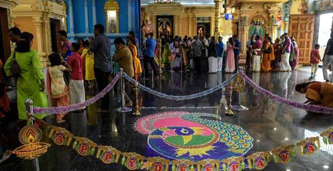 ACARA KEAGAMAAN: Masyarakat India dilihat melakukan upacara keagamaan ketika tinjauan fotoBernama sempena sambutan Deepavali di Kuil Sree Veera Hanuman semalam. — Gambar Bernama