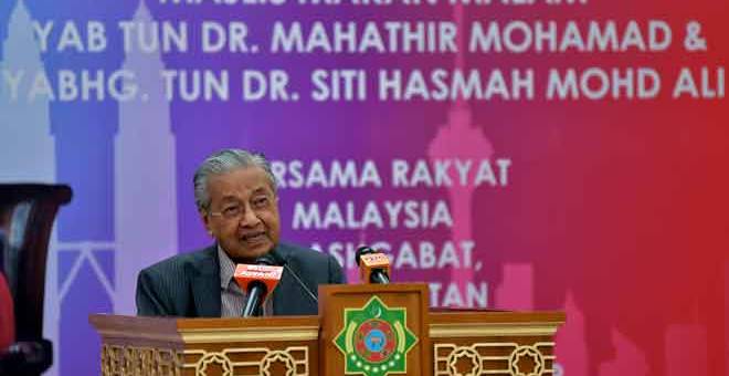AMANAT: Dr Mahathir berucap pada Majlis Makan Malam Bersama Rakyat Malaysia di Ashgabat sempena lawatan rasmi dua hari di Ashgabat kelmarin. — Gambar Bernama