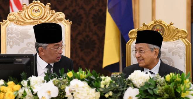 Yang di-Pertuan Agong Al-Sultan Abdullah Ri’ayatuddin Al-Mustafa Billah Shah berkenan berbual bersama Perdana Menteri Tun Dr Mahathir Mohamad pada hari kedua bagi Mesyuarat Majlis Raja-Raja Ke-255 di Istana Negara hari ini. - Gambar Bernama 