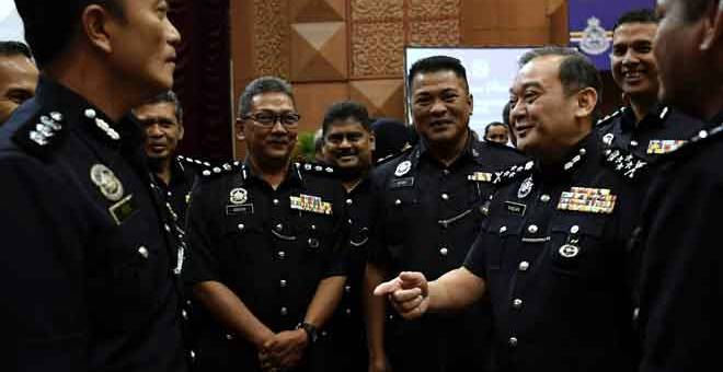 MESRA: Mazlan (kanan) beramah mesra bersama para pegawai polis pada Majlis Bersama Pemimpin sempena Penutup Seminar Ketua Polis Daerah 2019 di Maktab Polis Diraja Malaysia (PDRM), Cheras semalam. — Gambar Bernama