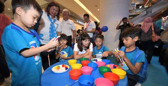 GEMBIRA: Teo Nie Ching (tiga kanan) beramah mesra bersama kanak-kanak autisme selepas merasmikan pelancaran ‘Autsome Resource Fair’ di Sunway Putra Mall, semalam. — Gambar Bernama