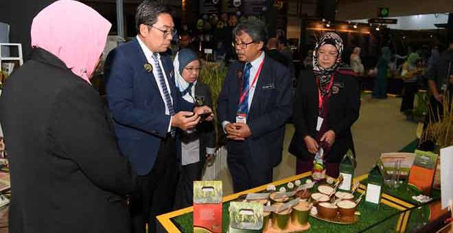 LAWAT: Sim Tze Tzin (dua kiri) melawat ruang pameran pada Persidangan Kebangsaan Pemindahan Teknologi 2019 (Confertech) sempena Sambutan 50 Tahun MARDI di Taman Ekspo Pertanian Malaysia (MAEPS) semalam. — Gambar Bernama