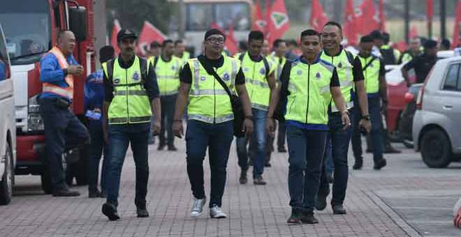 BERTUGAS: Anggota polis mengawal sekitar kawasan pusat penamaan calon bagi Pilihan Raya Kecil (PRK) Parlimen Tanjung Piai di Dewan Jubli Intan Sultan Ibrahim, semalam. — Gambar Bernama