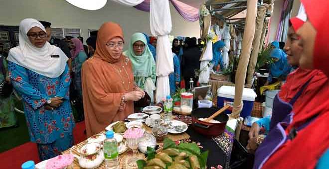 MENCEMAR DULI: Raja Permaisuri Agong Tunku Hajah Azizah berangkat mencemar duli ke Majlis Ramah Mesra Badan Kebajikan Keluarga Angkatan Tentera (BAKAT) di Rumah BAKAT semalam. — Gambar Bernama