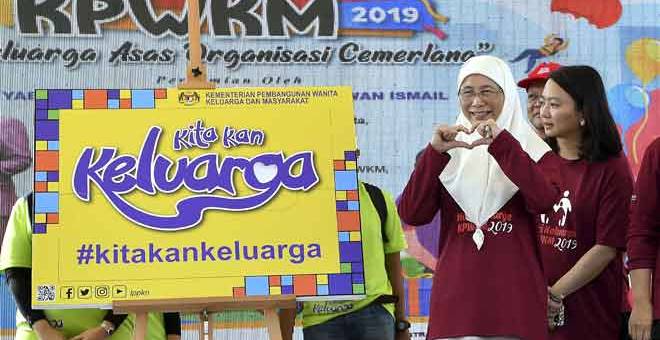 PELANCARAN: Dr Wan Azizah merasmikan Bulan Keluarga Kebangsaan 2019 pada Sambutan Hari Keluarga Peringkat Kementerian Pembangunan Wanita, Keluarga dan Masyarakat (KPWKM) di KPWKM di Putrajaya, semalam. — Gambar Bernama