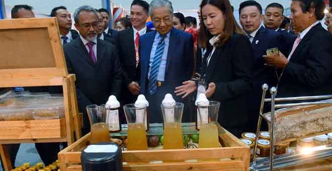 LAWATAN: Tun Dr Mahathir  melawat pameran gerai Malaysia pada Persidangan Perniagaan dan Pelaburan ASEANdi Bangkok semalam. — Gambar Bernama