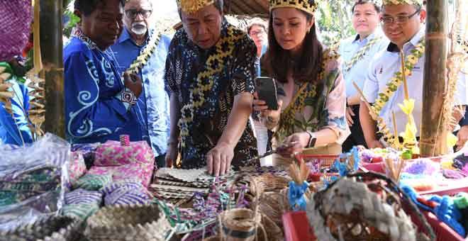 LAWAT: Sultan Sharafuddin (dua kiri) dan Tengku Permaisuri Norashikin (tiga kiri) melihat kraf tangan ketika melawat tapak pameran sempena Program Perjumpaan Bersama Orang Asli di Pulau Carey di Kuala Langat, semalam. Turut berangkat Tengku Amir. Turut hadir Menteri Besar Selangor Amirudin Shari (kanan) dan Menteri Air, Tanah dan Sumber Asli Dr Xavier Jayakumar (dua kiri) yang juga Ahli Parlimen Kuala Langat. — Gambar Bernama