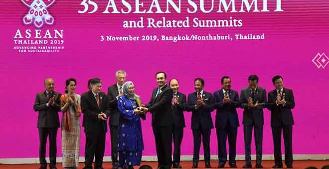 TAHNIAH: Jeneral Prayuth Chan o-cha  menyampaikan Hadiah ASEAN 2019 kepada Dr Jemilah pada majlis perasmian Sidang Kemuncak ASEAN ke-35 dan Sidang Kemuncak Berkaitan, di Bangkok semalam.  — Gambar Bernama