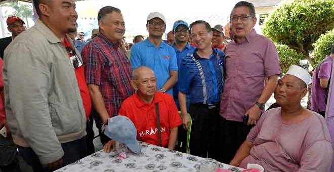 RAMAH MESRA:  Salahuddin (dua kanan) beramah mesra dengan calon Barisan Nasional bagi Pilihan Raya Kecil (PRK) Parlimen Tanjung Piai Datuk Seri Dr Wee Jeck Seng (tiga kanan) ketika turun padang untuk berkempen bagi PRK Parlimen Tanjung Piai di Pasar Pagi Pekan Serkat Laut dekat Pontian, semalam. — Gambar Bernama