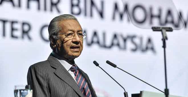 UCAPAN: Tun Dr Mahathir berucap semasa merasmikan Kongres dan Pameran Minyak Sawit Antarabangsa 2019 (PIPOC) anjuran MPOB, di Kuala Lumpur, semalam. — Gambar Bernama