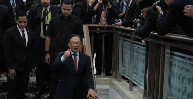SIDANG PARLIMEN: Anwar selepas menghadiri Sidang Mesyuarat Ketiga Penggal Kedua Sidang Parlimen Ke-14 di Bangunan Parlimen semalam. — Gambar Bernama