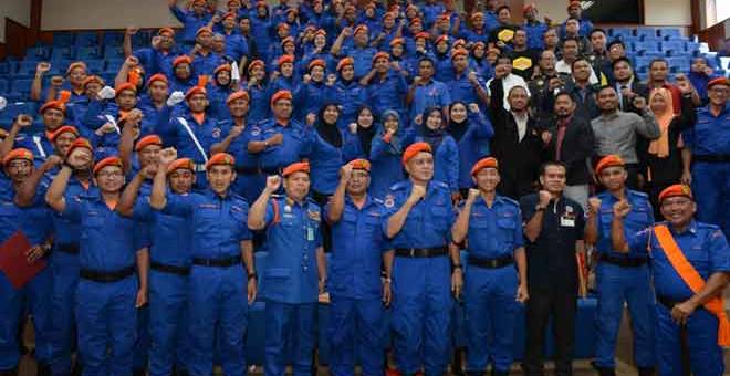 UNTUK ALBUM: Ketua Pesuruhjaya Angkatan Pertahanan Awam Malaysia (APM) Datuk Roslan Wahab (tujuh kanan) bergambar bersama pegawai dan anggota APM pada Majlis Himpunan Setia Angkatan Pertahanan Awam Malaysia di Auditorium APM Kota Setar di Anak Bukit dekat Alor Setar, semalam. — Gambar Bernama