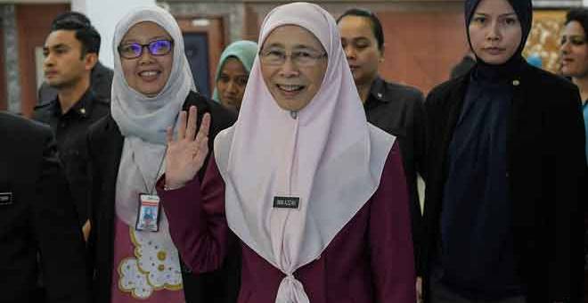 TIBA: Wan Azizah melambaikan tangan kepada pengamal media ketika hadir pada Persidangan Dewan Rakyat di Parlimen dekat Kuala Lumpur, semalam. — Gambar Bernama