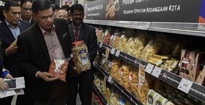 TINJAU:  Datuk Seri Saifuddin (tengah) melihat produk Industri Kecil dan Sederhana (IKS) yang turut dijual di pusat beli-belah AEON Taman Maluri selepas merasmikannya semalam. — Gambar Bernama