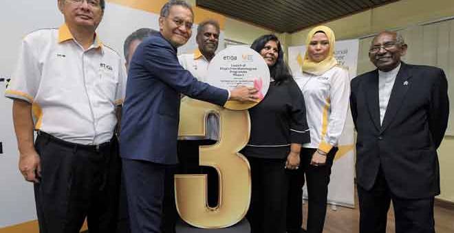 RASMI: Dr Dzulkefly (dua kiri) merasmikan Fasa Tiga Program Kemasyarakatan Saringan Mamogram di Persatuan Kebangsaan Kanser Malaysia (NCSM) dekat Kuala Lumpur, semalam. Turut hadir Presiden NCSM Dr Saunthari Somasundaram (tiga kanan). — Gambar Bernama