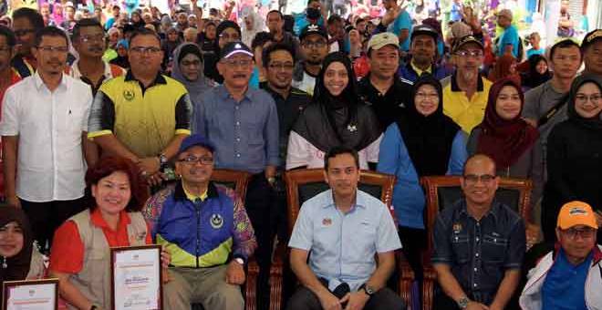 ALBUM: Azhar (tiga kanan) bergambar dengan tetamu yang hadir pada majlis perasmian Program Eko Komuniti #trashtocash @ Kuale Car Free Day, di Kuala Kangsar semalam. — Gambar Bernama