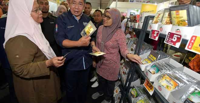 SOKONG PRODUK TEMPATAN: Salahuddin (tengah) melawat laman niaga sempena HPPNK 2019 di Padang B, Angsana Johor Bahru Mall di Johor Bahru, semalam. — Gamabr Bernama
