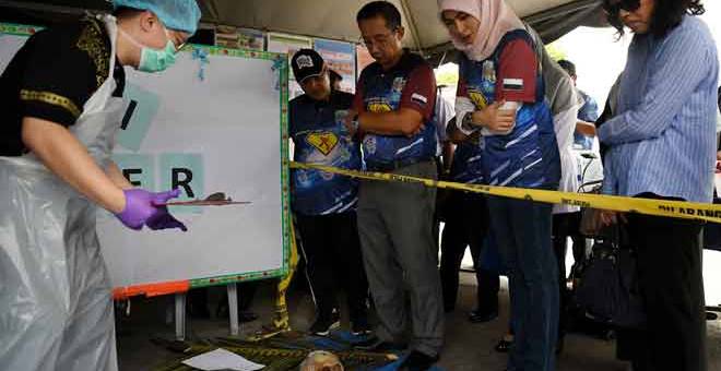 LIHAT: Dr Chen Chaw Min (tiga kanan) melihat proses ujian dilakukan ke atas rangka manusia yang ditemui ketika melawat pameran ketika merasmikan Karnival Koi Nak Sihat-Lain Weh!!! 2019 Bentong Jabatan Kesihatan Pahang, semalam.  — Gambar Bernama