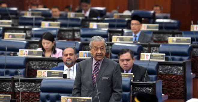 PERKEMAS AKTA: Tun Dr Mahathir ketika Mesyuarat Ketiga Penggal Kedua Parlimen Keempat Belas 2019 di Bangunan Parlimen semalam. — Gambar Bernama