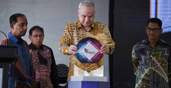 LANCAR: Sultan Nazrin berkenan melancarkan Kemahiran Malaysia 2.0 : Kemahiran Untuk Semua Ke Arah Pekerjaan Kolar Baharu di Institut Latihan Perindustrian Ipoh semalam. — Gambar Bernama