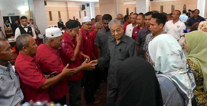 APA KHABAR?: Dr Mahathir hadir pada majlis Ramah Mesra bersama Jawatankuasa Pakatan Harapan (PH) dan Ketua-Ketua Pengerusi Majlis Pengurusan Komuniti Kampung (MPKK) Langkawi, di Langkawi semalam. — Gambar Bernama