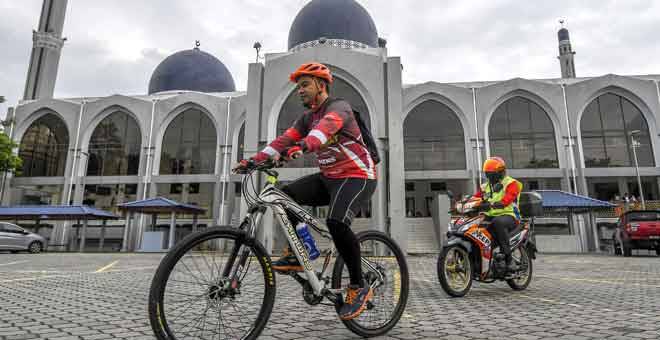 KAYUHAN SOLO: Fendi Kenali memulakan kayuhan solo menjelajah 41 masjid di Masjid Sultan Ismail Petra Kubang, Kerian semalam. — Gambar Bernama